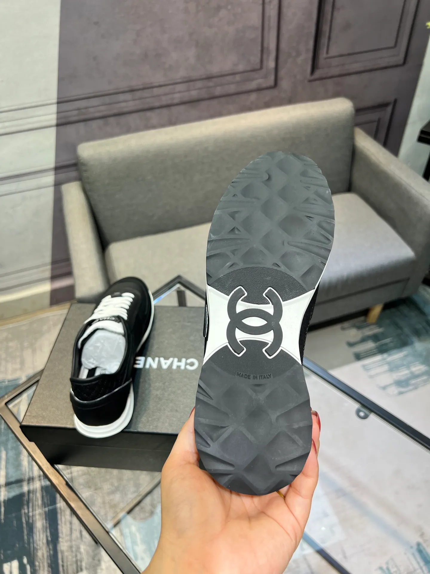 Men's men's shoes 💰620 Exclusive real shot (top version) CHANEL Chanel 2025ss color matching thick-soled casual sports shoes and sneakers. The counter is synchronized. The counter is very popular. A shoe that is very difficult to buy. The most popular thick-soled panda shoes on the Internet. It can be imagined that Xiaoxiang control can't miss it. It has both good looks and comfort. Simple and versatile white shoes. The thick sole increases the height and is super versatile. Close your eyes and wear it. Whoever wears it will look better. Upper: calfskin Lining: imported sheepskin lining Outsole: TPU original outsole Size: 35-44 (customized for women 41 and 40, and 45 for men)